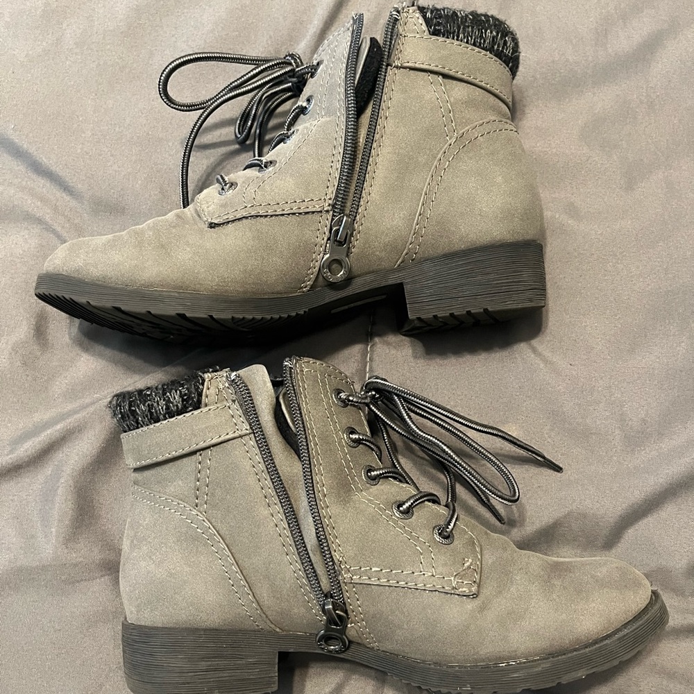 gray women’s platformed heel boots